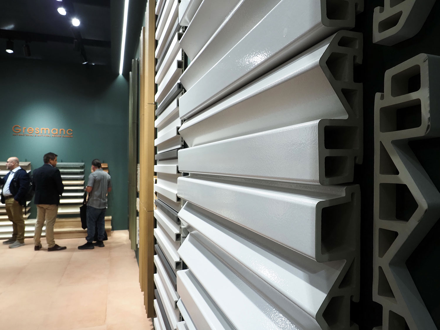 Gresmanc Group deslumbra en Cersaie 2025 con su visión innovadora de la cerámica extrusionada ceramica extrusionada favemanc cersaie 2025