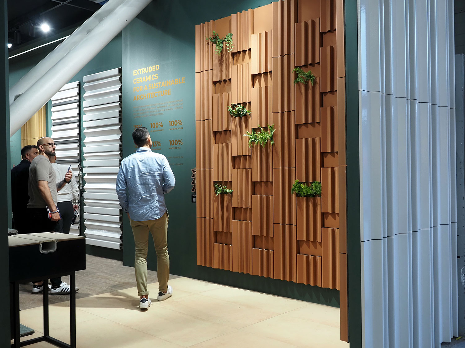 Gresmanc Group deslumbra en Cersaie 2025 con su visión innovadora de la cerámica extrusionada gresmanc group favemanc fachada sostenible para la arquitectura del futuro