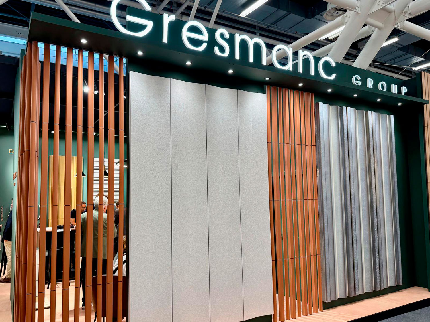 exterior del stand de gresmanc group en cersaie 2025 repleto de soluciones en ceramica extrusionada