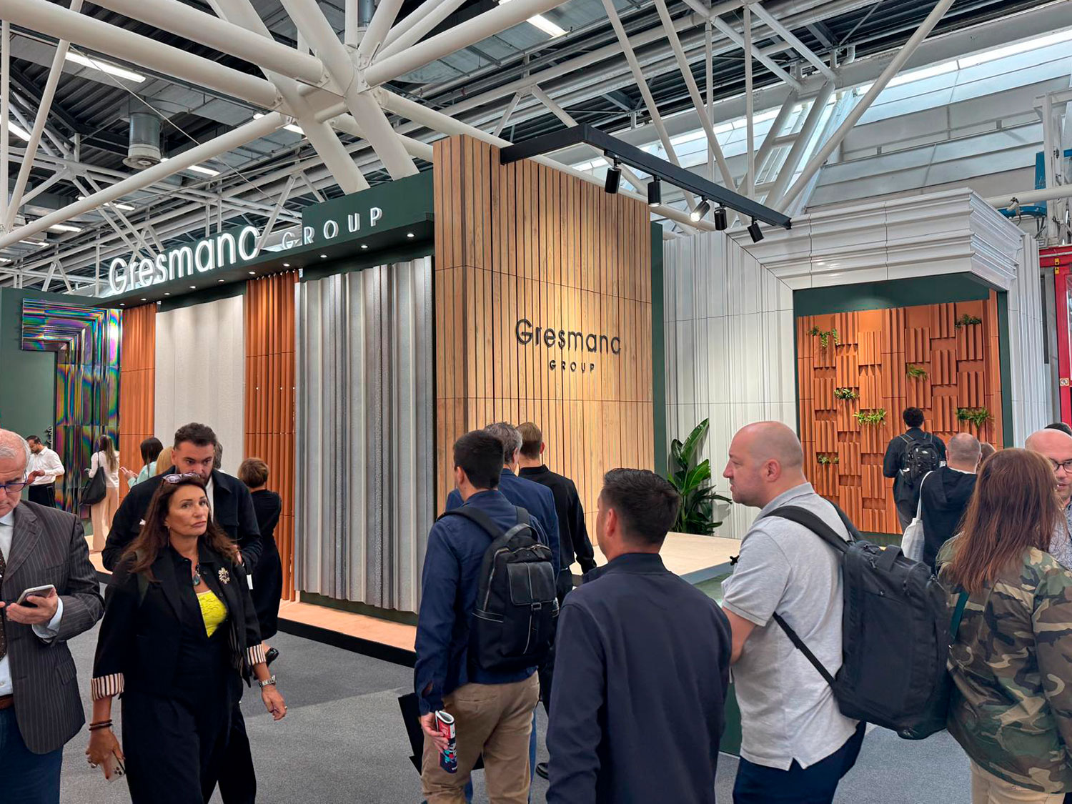 Gresmanc Group deslumbra en Cersaie 2025 con su visión innovadora de la cerámica extrusionada el stand de Gresmanc Group en Cersaie