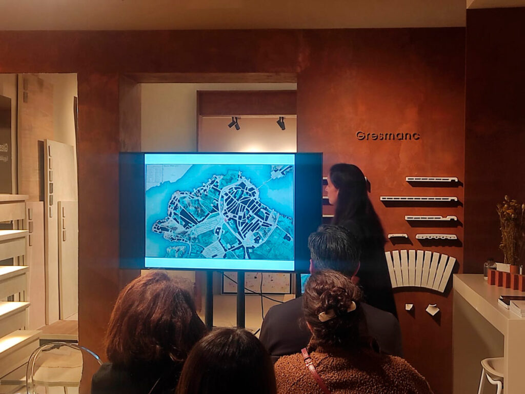 conferencia de camila aybar en el showroom de Gresmanc Group