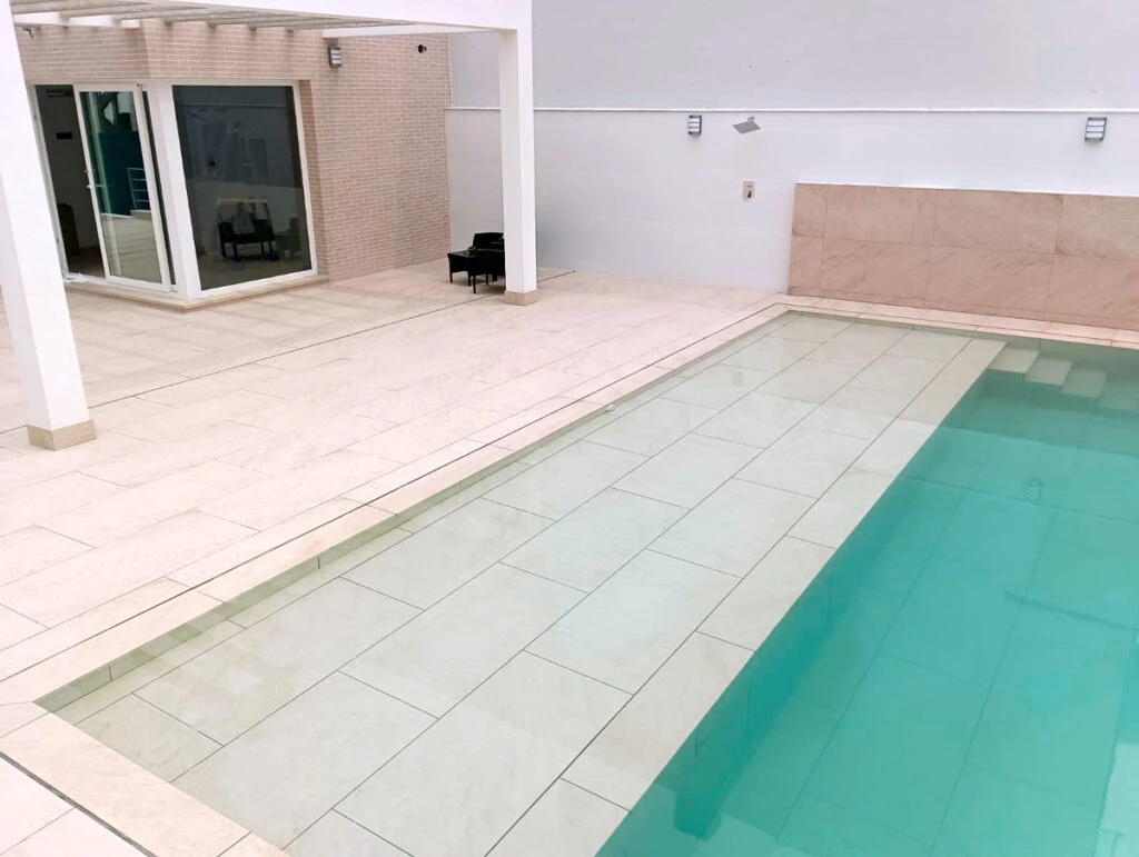 Piscina Beige Stone. Palos de la Frontera, Huelva Beige stone palos frontera 01