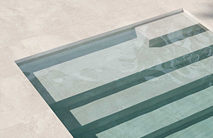 Una fusión de diseño, técnica y bienestar: así es la cerámica para piscinas de Gresmanc Group. CORINTO BLANCO 300x194 1