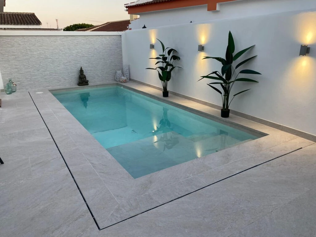 Piscina White Stone. Bollullos del Condado, Huelva Gabriel ramos e hijos whitestone 01