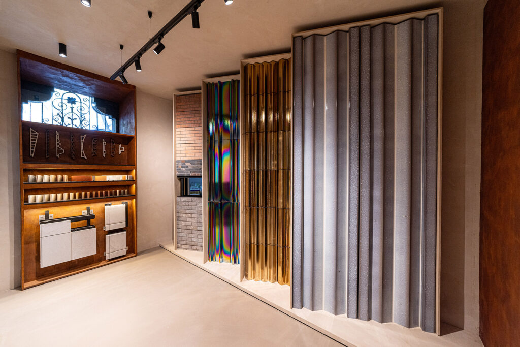 Descubre cómo es nuestro showroom de Velázquez 76 ceramica extrusionada exclusiva para fachada ventilada en el showroom de gresmanc group