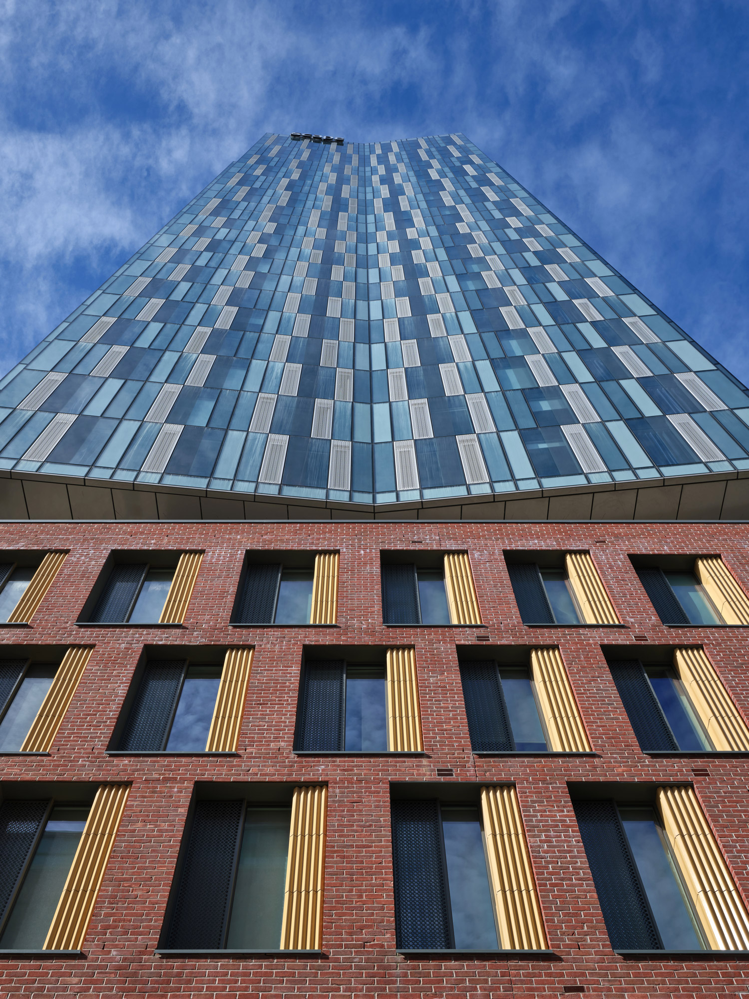 La cerámica extrusionada a medida redefine la fachada del proyecto Merrion Street en Leeds MERRION STREET 03