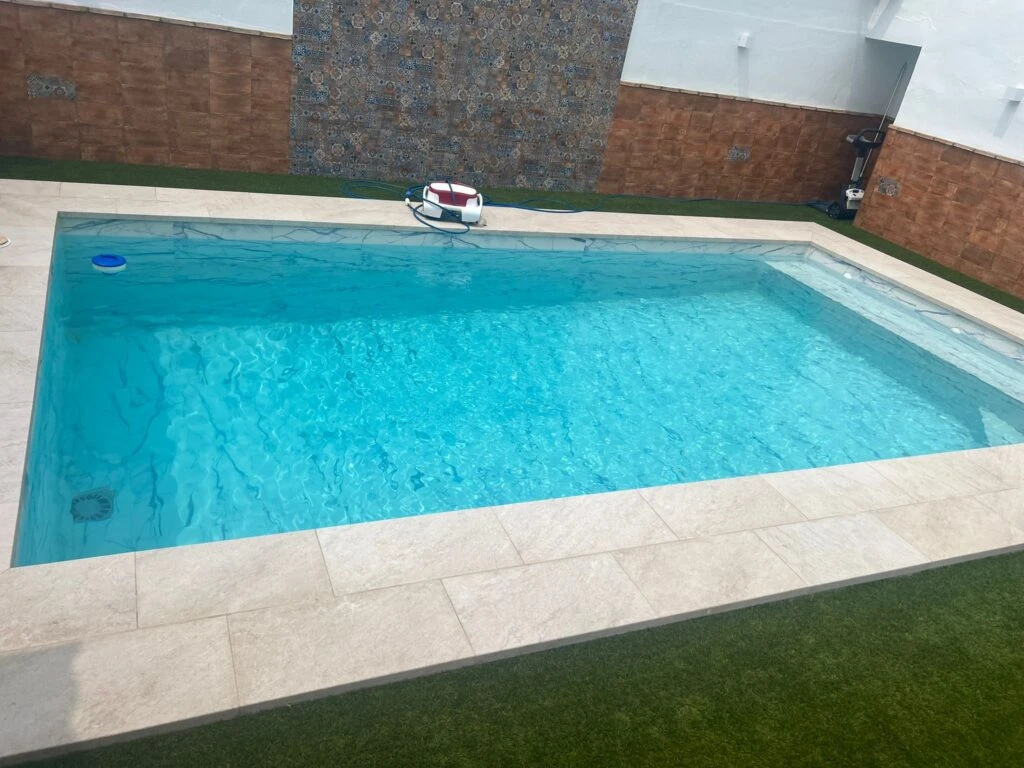 Piscina Oceanic y White Stone Rociana del condado, Huelva Piscina macomusan rociana borde white stone y vaso oceanic 01