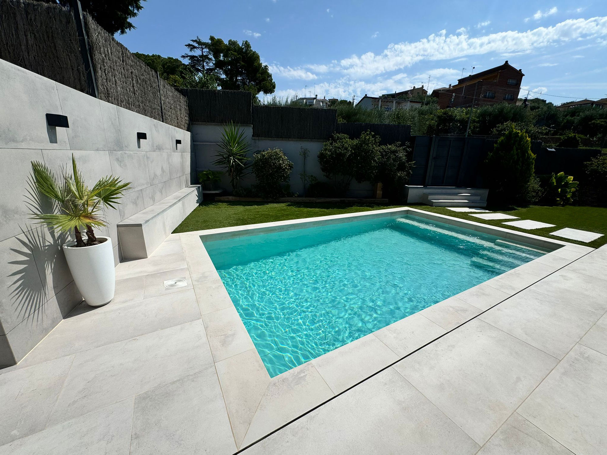 Porcelánico para piscinas PISCINA Vaso y playa Niza y muros oslo GRESMANC GROUP