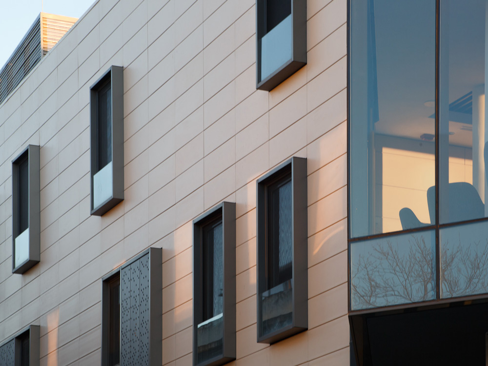 Rehabilitación de fachadas favemanc es la solución de fachada ventilada cerámica para edificios basados en una arquitectura sostenible