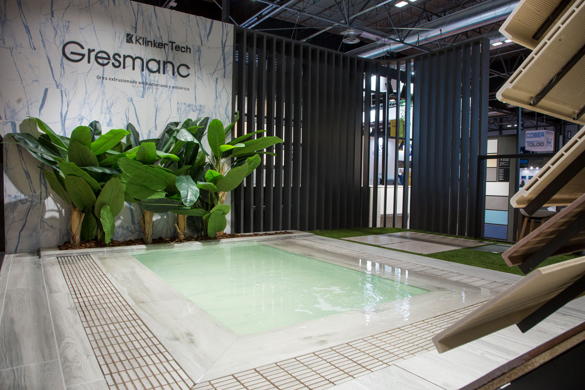 Gresmanc group stand tecnova 2022 coleccion piscinas