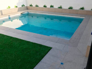 Grey piscina