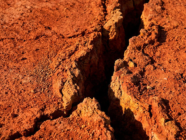 Donde la materia respira: Gresmanc Group y Dosalcubo exploran nuevas formas de habitar la cerámica en Interihotel grieta tierra imagen e1792656318382