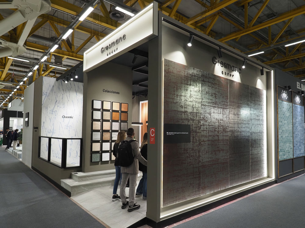 Rotundo éxito de Gresmanc Group en Cersaie 2022 Stand cersaie placa