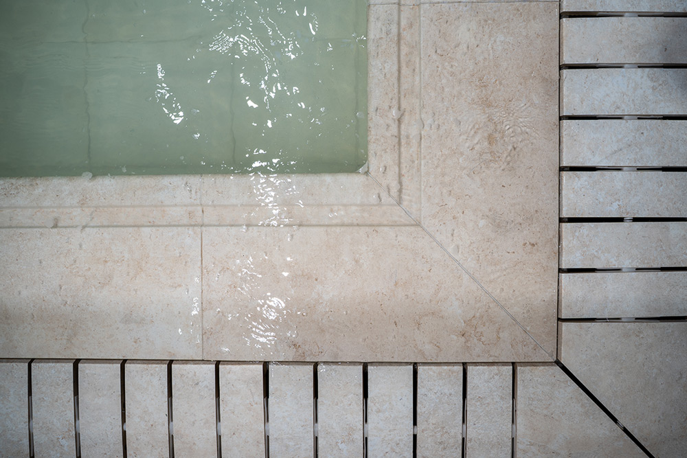 La cerámica de Gresmanc Group destaca en Piscina Barcelona por su alta calidad e innovación siracusa blanco rejilla ceramica piscina gresmanc