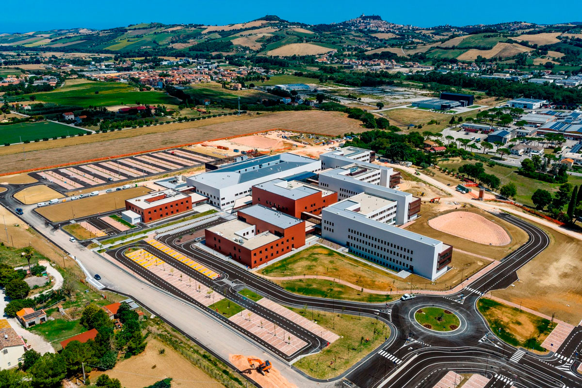 foto hecha con dron del nuevo hospital de Fermo en Italia
