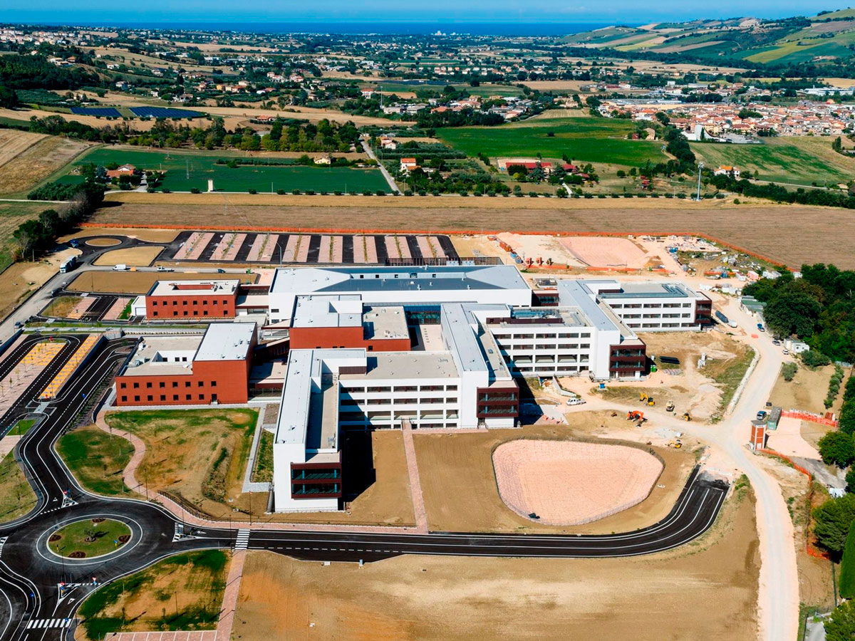 Foto aerea del nuevo hospital de Fermo en Italia