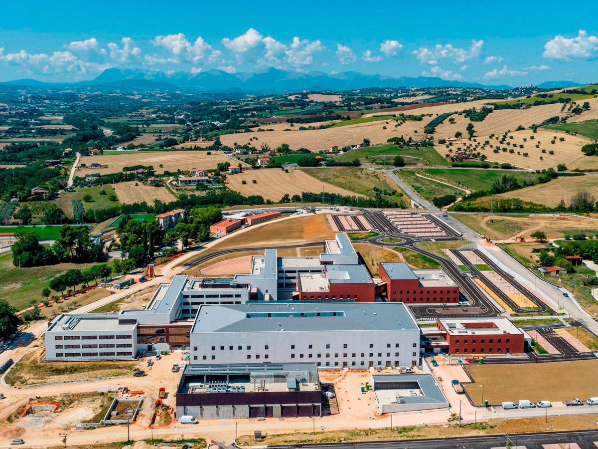 Foto panoramica del nuevo hospital de Fermo en Italia que cuenta con más de 23000 metros cuadrados de fachada cerámica favemanc